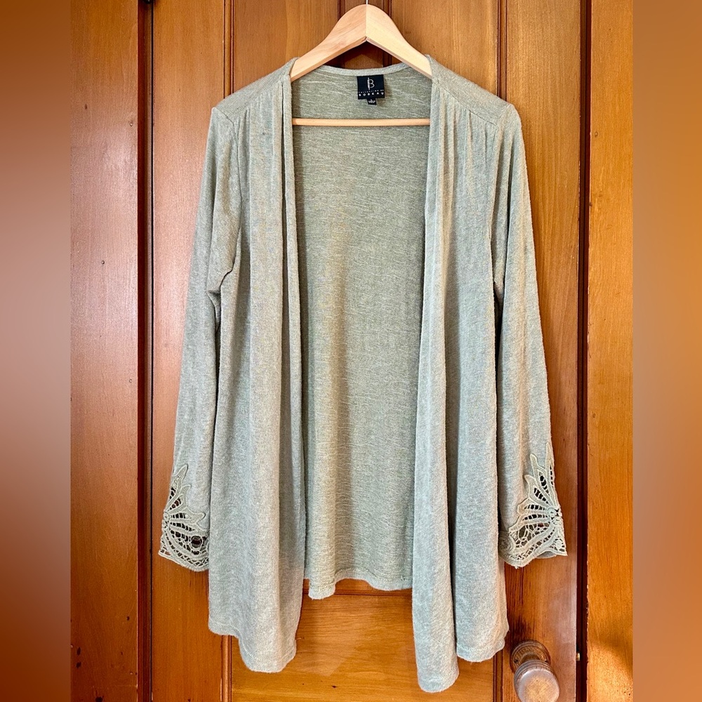 Bobeau light green cardigan with lace sleeves